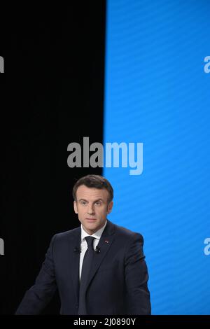 Aubervilliers, France. 17th Mar, 2022. French President Emmanuel Macron, candidate for his re-election for 2022, presents his program during a conference at the Docks d'Aubervilliers, near Paris, France on March 17, 2022. Photo by Eliot Blondet/ABACAPRESS.COM Credit: Abaca Press/Alamy Live News Stock Photo