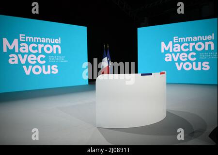 Aubervilliers, France. 17th Mar, 2022. Preparation of the press conference of French President Emmanuel Macron, candidate for his re-election for 2022, to present his program at the Docks d'Aubervilliers, near Paris, France on March 17, 2022. Photo by Eliot Blondet/ABACAPRESS.COM Credit: Abaca Press/Alamy Live News Stock Photo