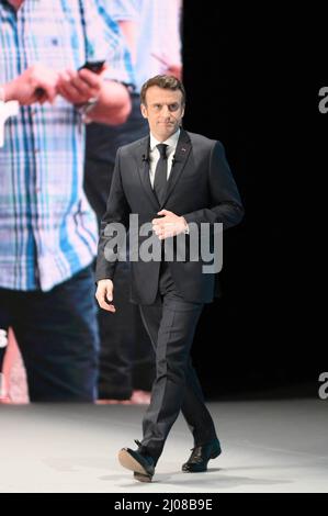 Aubervilliers, France. 17th Mar, 2022. French President Emmanuel Macron, candidate for his re-election for 2022, presents his program during a conference at the Docks d'Aubervilliers, near Paris, France on March 17, 2022. Photo by Eliot Blondet/ABACAPRESS.COM Credit: Abaca Press/Alamy Live News Stock Photo