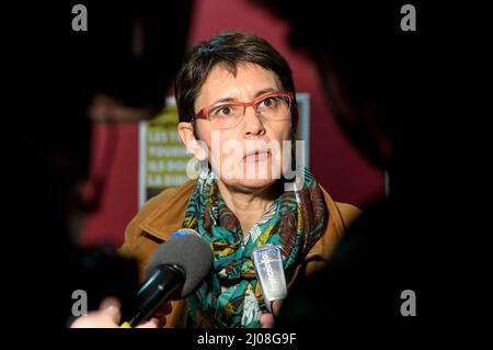 Marseille, France. 16th Mar, 2022. Nathalie Arthaud is seen responding to the press before the meeting. Nathalie Arthaud, candidate to the French presidential election attends a meeting in Marseille. She gathered about 50 people. She represents the Trotskyist party Lutte Ouvriere. The polls credit her with less than 1% of the vote in the first round. Credit: SOPA Images Limited/Alamy Live News Stock Photo