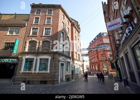narrow pedestrianised mathew street and temple court in cavern quarter liverpool, england, uk Stock Photo