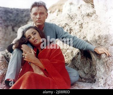 ELIZABETH TAYLOR and RICHARD BURTON in THE SANDPIPER (1965), directed by VINCENTE MINNELLI. Credit: M.G.M. / Album Stock Photo