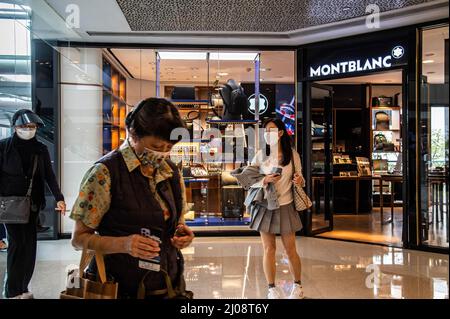 MONT BLANC in China: Shop facade during a special sale, This brand