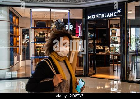 MONT BLANC in China: Shop facade during a special sale, This brand