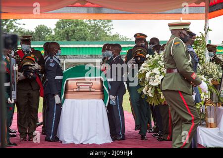 Lusaka, Zambia. 17th Mar, 2022. Soldiers surround the casket of former Zambian President Rupiah Banda during a state funeral in Lusaka, Zambia, on March 17, 2022. Zambia on Thursday held a state funeral for the country's fourth President Rupiah Banda. Credit: Martin Mbangweta/Xinhua/Alamy Live News Stock Photo