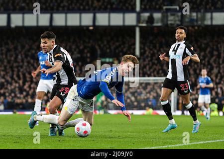 Newcastle United's Bruno Guimaraes (left) tackles EvertonÕs Anthony Gordon (right) during the Premier League match at Goodison Park, Liverpool. Picture date: Thursday March 17, 2022. Stock Photo