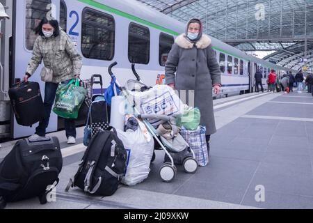 March 13, 2022, Berlin, Berlin, Berlin: March 13, 2022: Berlin, Germany: Ukrainian war refugees arrive at Berlin Main Train Station on a train from Warsaw. (Credit Image: © Dan Herrick/ZUMA Press Wire) Stock Photo