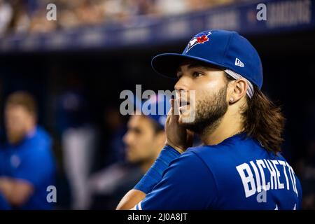 St. Petersburg, FL. USA; Toronto Blue Jays second baseman Santiago Espinal  (5) catches a pop fly to the infield for the out during a major league bas  Stock Photo - Alamy