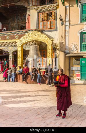 Buddhist monk at the Boudhanath stupa in Kathmandu, Nepal Stock Photo