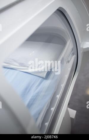 Hyperbaric oxygen therapy chamber Stock Photo - Alamy