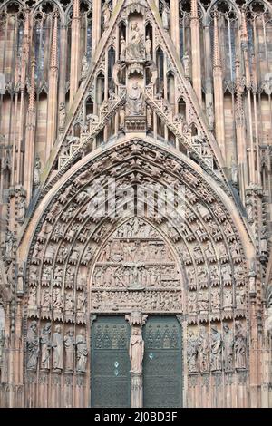 Tympan du portail central de la façade occidentale dit de la Vierge et des Prophètes.1250. Cathédrale Notre-Dame de Strasbourg. Cathédrale Notre-Dame Stock Photo