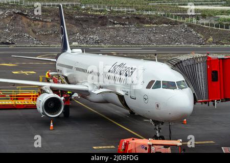 Aeropuerto de La Palma (SPC), March 12, 2022: Aircraft (Airbus 321-200) of Lufthansa with the registration D-AIDK during boarding on the apron of the Stock Photo