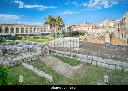 Ruins of the ancient greek doric temple of Apollo in Siracusa Stock Photo