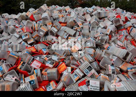Plastikabfall, ehemalige Umverpackungen, Plastikboxen der Tabakindustrie, zum Recycling  /  Plastic waste, former outer packaging, plastic boxes, for Stock Photo