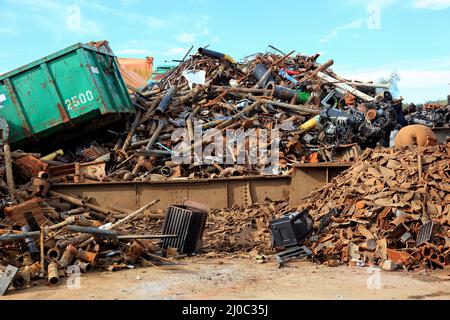 Altmetall, Industrieabfälle auf einem Recyclingbetrieb  /  Scrap metal, industrial waste on a recycling plant Stock Photo