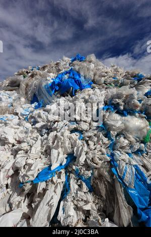 Plastikfolie von Verpackungen auf einer Halde in einem Recyclingbetrieb  /  Plastic foils from packaging on a stockpile in a recycling plant Stock Photo