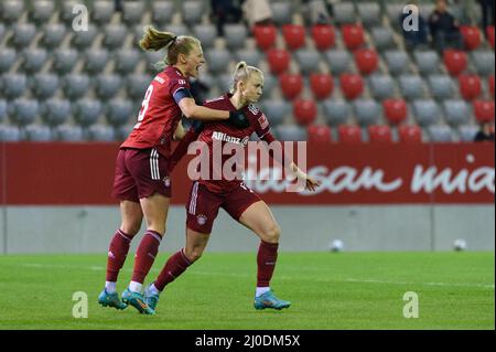 Maximiliane Rall (8 FC Bayern Munich) celebratiing her goal while