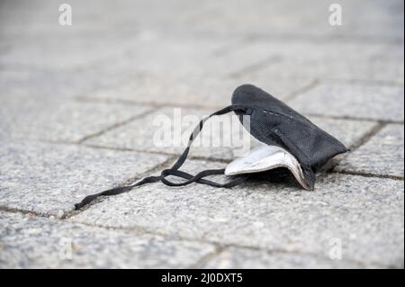 Berlin, Germany. 17th Mar, 2022. An FFP2 mask is lying on the road. Credit: Christophe Gateau/dpa/Alamy Live News Stock Photo