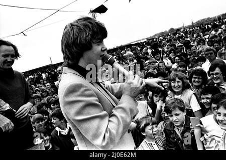 Swap-shop star Keith Chegwin entertained the crowd at the YMCA gala event at Herrington Park in Sunderland 7 June 1980 Stock Photo