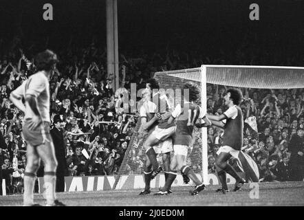 UEFA Cup First Round First Leg match at Highbury. Arsenal 3 v FC Leipzig 0. (Arsenal won the tie 7-1 on aggregate). Frank Stapleton congratulated by teammates  Liam Brady, Graham Rix and Alan Sunderland after one of his two goals. 13th September 1978. Stock Photo