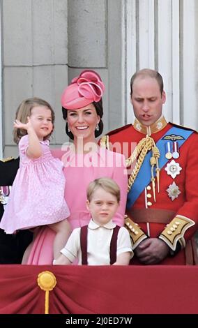 Queen Elizabeth Royal Family, Buckingham Palace, London June 2017- Trooping the Colour Prince George Prince William, Kate Duchess of Cambridge  and princess Charlotte Balcony for Queen Birthday June 17 2017 London, UK Stock Photo