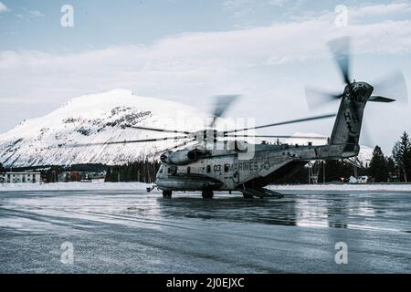 A U.S. Marine Corps CH-53E Super Stallion with Marine Heavy Helicopter Squadron 366 (HMH-366), 2nd Marine Aircraft Wing, sits on a landing zone during Exercise Cold Response 22 in Setermoen, Norway, March 15, 2022. Exercise Cold Response 22 is a biennial Norwegian national readiness and defense exercise that takes place across Norway, with participation from each of its military services, including 26 North Atlantic Treaty Organization (NATO) allied nations and regional partners. (U.S. Marine Corps photo by Sgt. William Chockey) Stock Photo