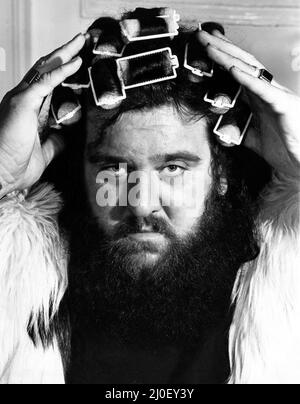 A picture from a series of humurous novelty images taken by Sunday People photographer Dennis Hutchinson. - The wrestler Giant Haystacks with rollers in his hair    Circa: 1980 Stock Photo