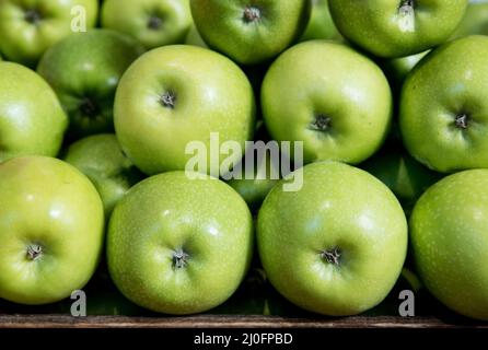 https://l450v.alamy.com/450v/2j0fpbd/pile-of-fresh-healthy-green-apples-on-a-basket-2j0fpbd.jpg