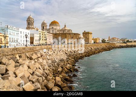 Uferpromenade und die Kathedrale von Cádiz, Andalusien, Spanien  |  Seafront promenade and cathedral in Cádiz, Andalusia, Spain Stock Photo