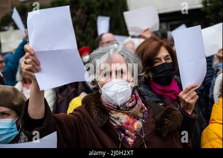 Madrid, Spain. 19th Mar, 2022. People carrying white papers are seen during a protest in front of the Russian embassy. People gathered to protest against the Russian invasion of Ukraine carrying white papers in support of the Russian citizens arrested for protesting in their country against the war in Ukraine. Credit: Marcos del Mazo/Alamy Live News Stock Photo