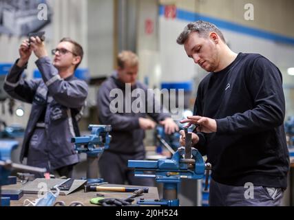 Oberhausen, North Rhine-Westphalia, Germany - Trainees in metalworking professions. Apprentices filing away as part of their basic training at the MAN Stock Photo