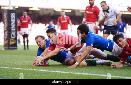 Wales' Owen Watkin touches the ball down during the Guinness Six Nations match at the Principality Stadium, Cardiff. Picture date: Saturday March 19, 2022. Stock Photo