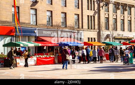 Dundee, Tayside, Scotland, UK. 19th Mar, 2022. Temperatures in parts of North East Scotland reached 15°C as a result of the warm March sunshine. Local residents are out and about in Dundee's city centre, taking advantage of the warm weather while shopping at the Dundee Farmers Market in the city Square. Credit: Dundee Photographics/Alamy Live News Stock Photo