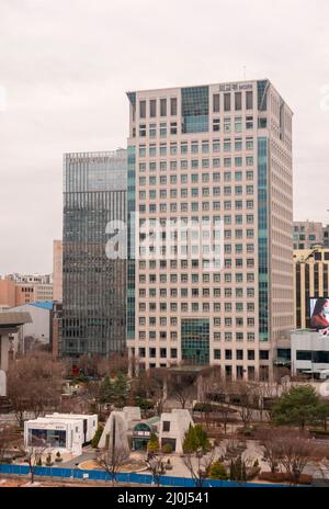 The main building of South Korean Foreign Ministry, March 18, 2022 : The main office building of South Korean Foreign Ministry in Seoul, South Korea. South Korea's President-elect Yoon Suk-Yeol of the main opposition People Power Party (PPP) is planning relocating the presidential office from the Blue House to either the defense ministry compound in Yongsan district or the foreign ministry building in Gwanghwamun area. Some of current ruling Democratic Party officials estimate that relocating to the defense ministry compound could cost up to 1 trillion won ($822.7 million). Former prosecutor g Stock Photo