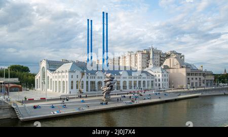 Moscow, Russia - August 24, 2021: Hydroelectric power station on Bolotnaya Embankment with monumental sculpture work, Big Clay n Stock Photo