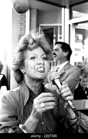 Impressionist Janet Brown was in North Shields on 1st September 1982 opening a brand new Co-op store and as part of the day there was a contest for budding mimics. Stock Photo