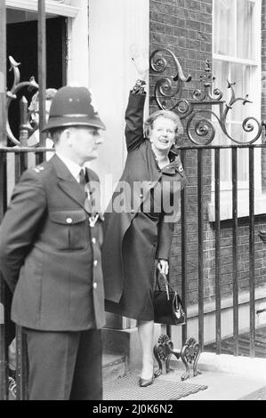 Margaret Thatcher PM pictured outside Downing Street, London, Sunday 18th April 1982. Arriving at Downing Street, 620pm, after spending the weekend at Chequers. Stock Photo