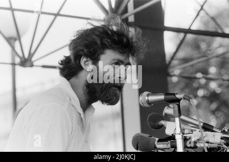 The Transglobe Expedition returns home, pictured, Sir Ranulph Fiennes on their arrival at Greenwich. 29th August 1982. Stock Photo