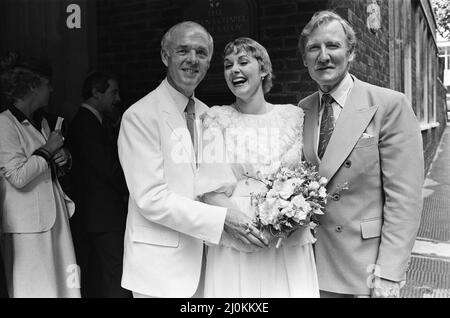 Leslie Phillips marries Angela Scoular at the Queen's Chapel of the ...