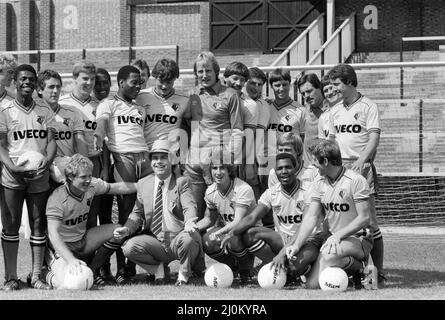 Watford FC chairman Elton John with Watford football team at a photocall. 29th August 1982. Stock Photo