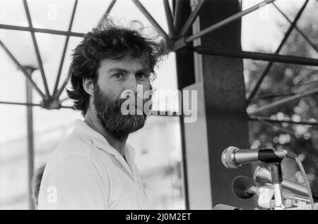 The Transglobe Expedition returns home, pictured, Sir Ranulph Fiennes on their arrival at Greenwich. 29th August 1982. Stock Photo