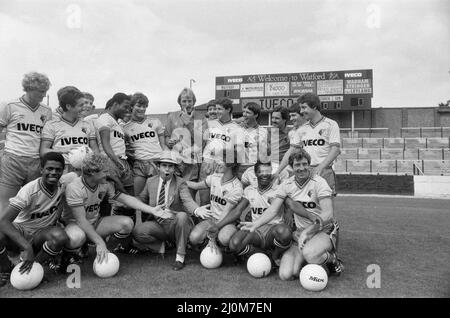 Watford FC chairman Elton John with Watford football team at a photocall. 29th August 1982. Stock Photo