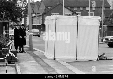 A man was shot dead by two hooded killers in East London last night. The victim was 31-year-old Nicholas Gerard, who was acquitted of murder two years ago along with Ronnie Knight. The murder scene in Stratford is pictured. 26th June 1982. Stock Photo