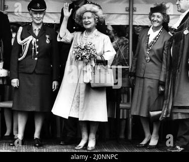 Queen Elizabeth the Queen Mother  North East Visits  Queen Elizabeth the Queen Mother visits Newcastle 6 November 1984, to officially open Newcastle University Medical School, waving to the crowd at Newcastle Civic Centre, on the left is Col Katie Clarke, commanding officer of the 201 (Northern) General Hospital Royal Army Medical Corps Stock Photo