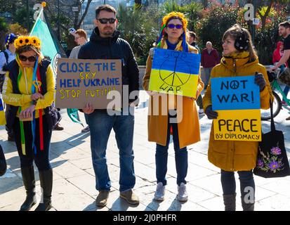 Bournemouth, Dorset, UK. 20th March, 2022. People in Bournemouth and students from Bournemouth University show their support for solidarity with the anti-war movement, uniting with people across the world for peace and calling for an end to the war in Ukraine.  Credit: Carolyn Jenkins/Alamy Live News Stock Photo