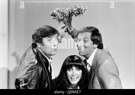 Des O'Connor plays genial host to his guests Jimmy Tarbuck and Mart Caine. The recording of Des' first ITV Christmas Show was taking place at Thames studios. 18th November 1983.  Desobit Stock Photo
