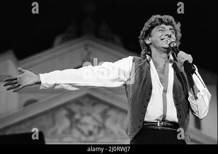 Barry Manilow in concert at Blenhiem Palace. 28th August 1983 Stock ...