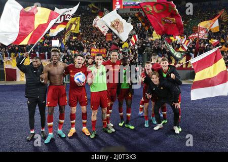 Rome, Italy. 20th Mar, 2022. Players of Roma celebrate at the end of the the Italian championship Serie A football match between AS Roma and SS Lazio on March 20, 2022 at Stadio Olimpico in Rome, Italy - Photo Federico Proietti / DPPI Credit: DPPI Media/Alamy Live News Stock Photo