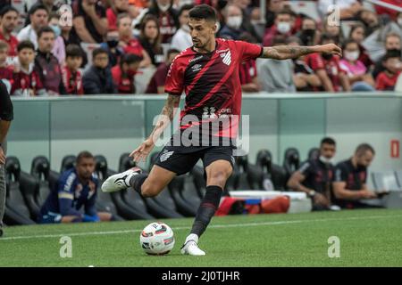 PR - Curitiba - 23/04/2022 - BRASILEIRO A 2022, ATHLETICO PR X FLAMENGO -  Vitinho jogador do Athletico-PR disputa lance com Isla jogador do Flamengo  durante partida no estadio Arena da Baixada