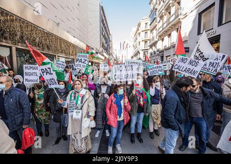 Madrid, Spain. 13th Nov, 2021. Protesters hold placards expressing their opinions during the demonstration. Thousands of people demonstrate in the March for the Freedom of the Saharawi People in Madrid. Credit: SOPA Images Limited/Alamy Live News Stock Photo